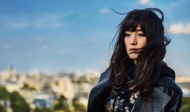 53岁巩俐齐刘海近照曝光!