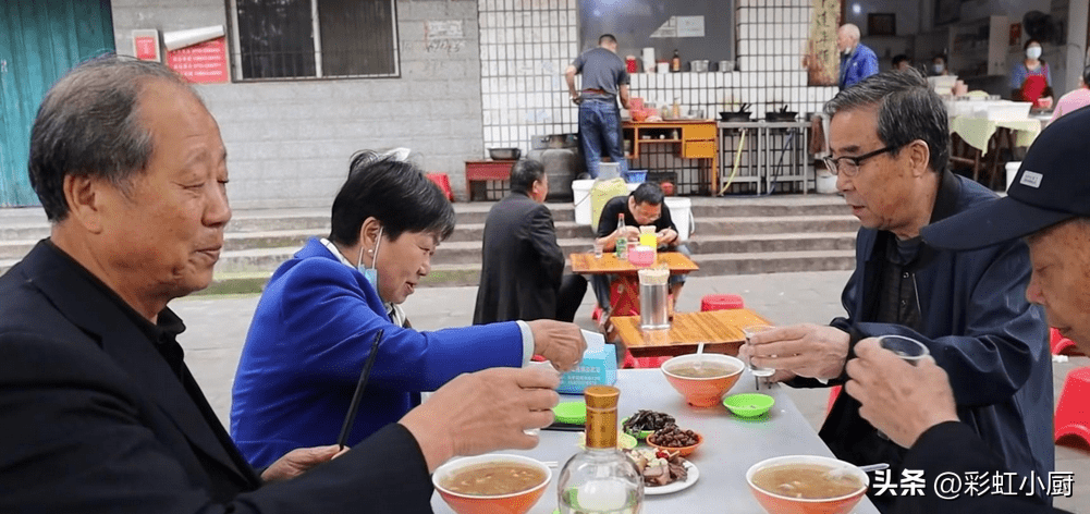 山東人喝酒怪象:天不亮就開始喝早酒,而且獨偏愛這3款