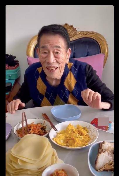 杨少华父子可以说是处于风口浪尖上,先是杨议豪宅被拆,紧接着虎哥豹哥