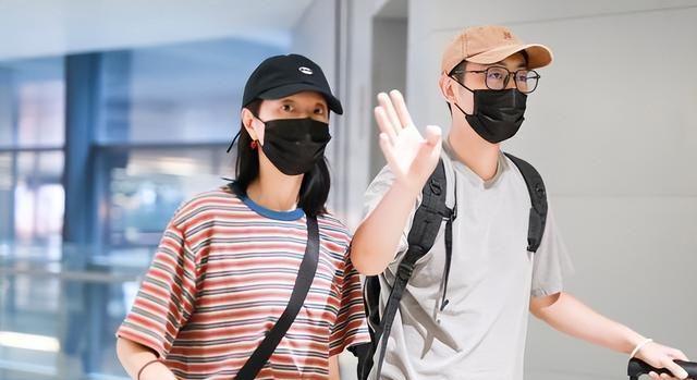 朱亚文和妻子同框,t恤配休闲裤简单随性,仍看得出型男气质_男生_魅力