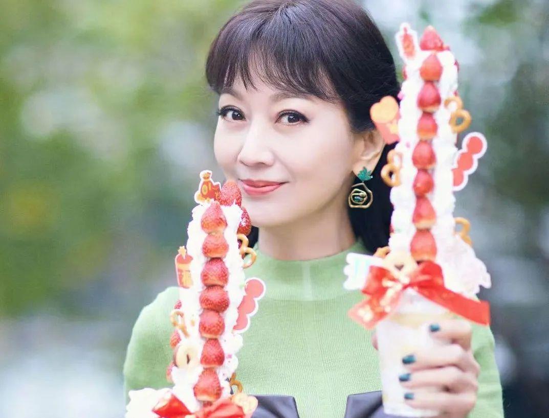 69岁不老女神赵雅芝,体重90斤似少女,看完三餐网友感慨:真自律_饮食