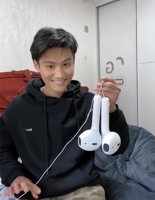 "网瘾少年"全网粉丝过亿,如今网红成副业,疯狂小杨哥有多疯狂_视频