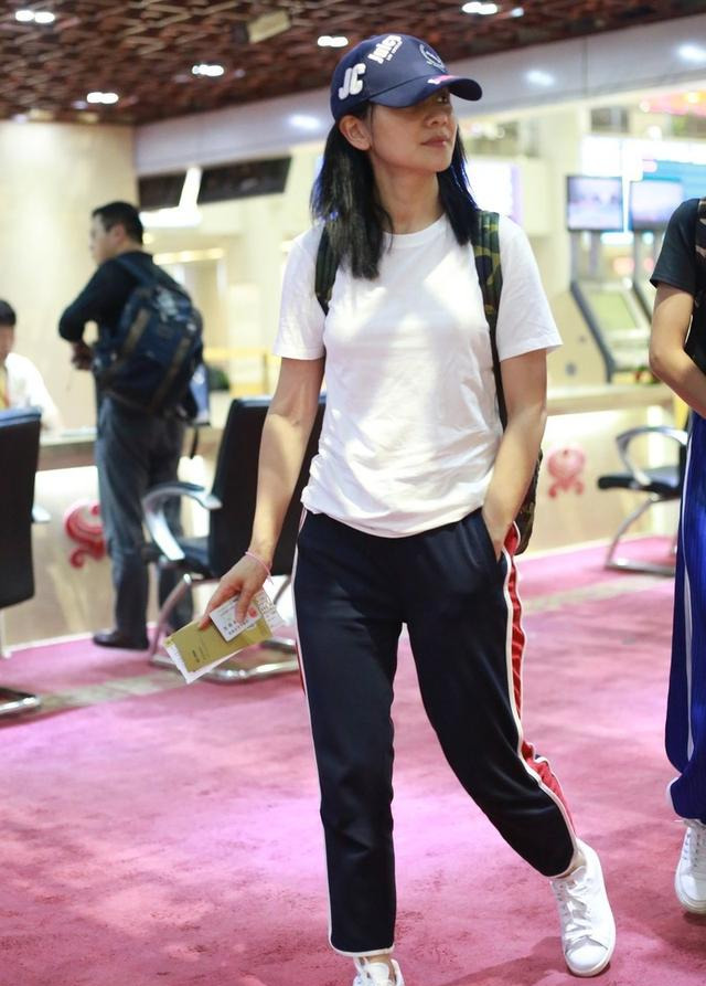 胡可身材太好了,牛仔裤突显曲线,看不出她比沙溢还大两岁_白色_颜色