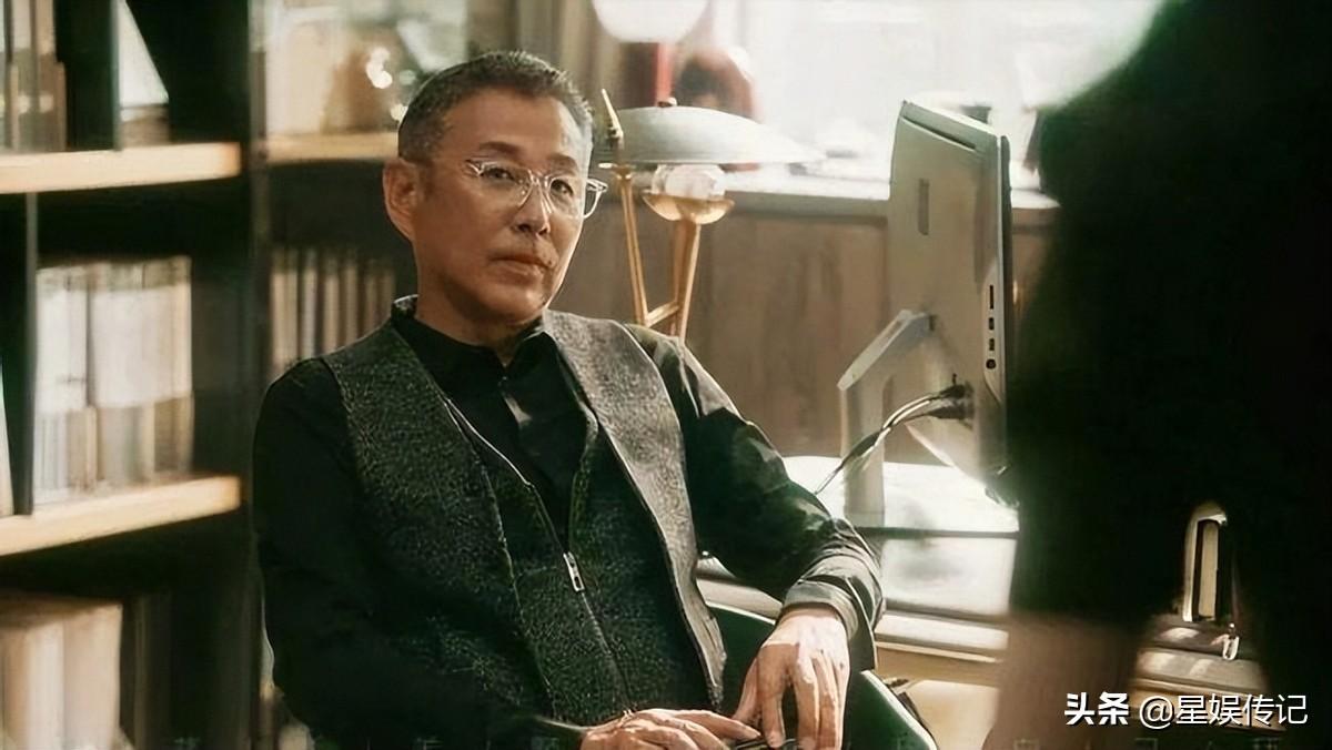 从出道起,陈道明身上就带着一份书卷气,一种"腹有诗书气自华"的从容