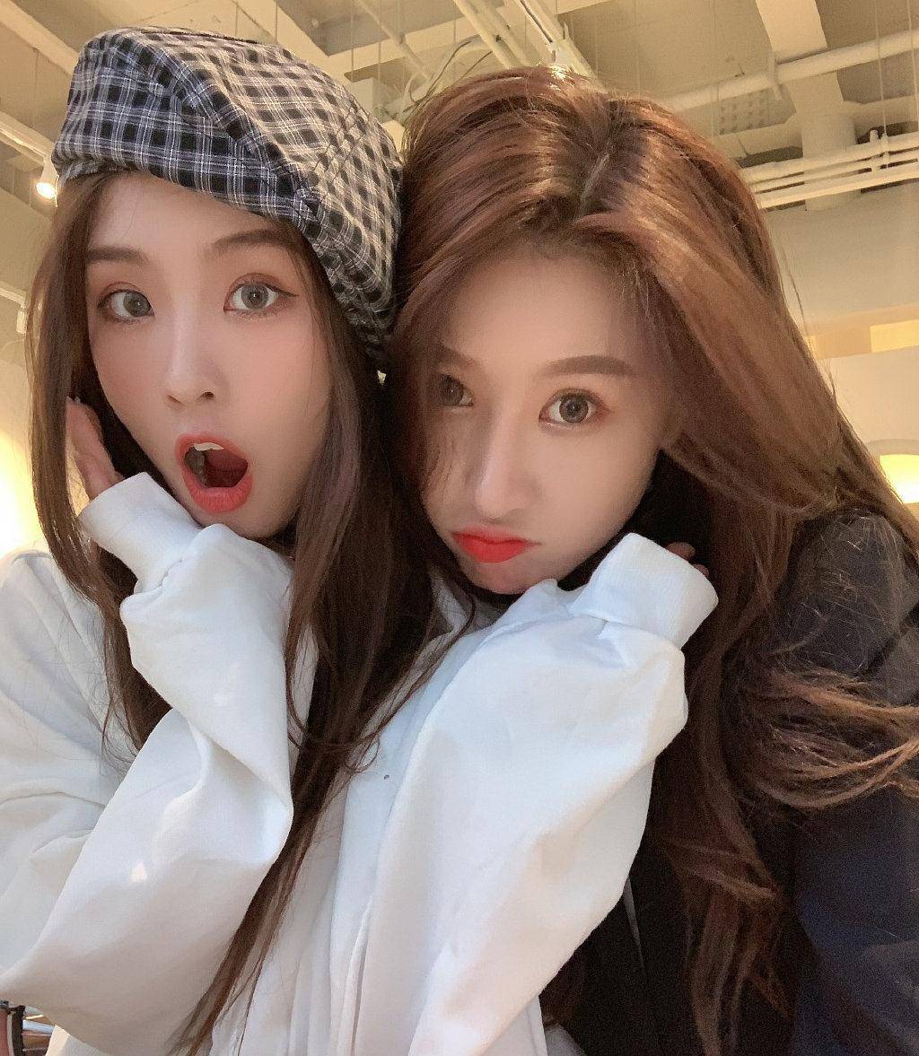 许静婉晒闺蜜合影自拍,两位女孩子都好可爱,好闺蜜确实让人羡慕_卖萌