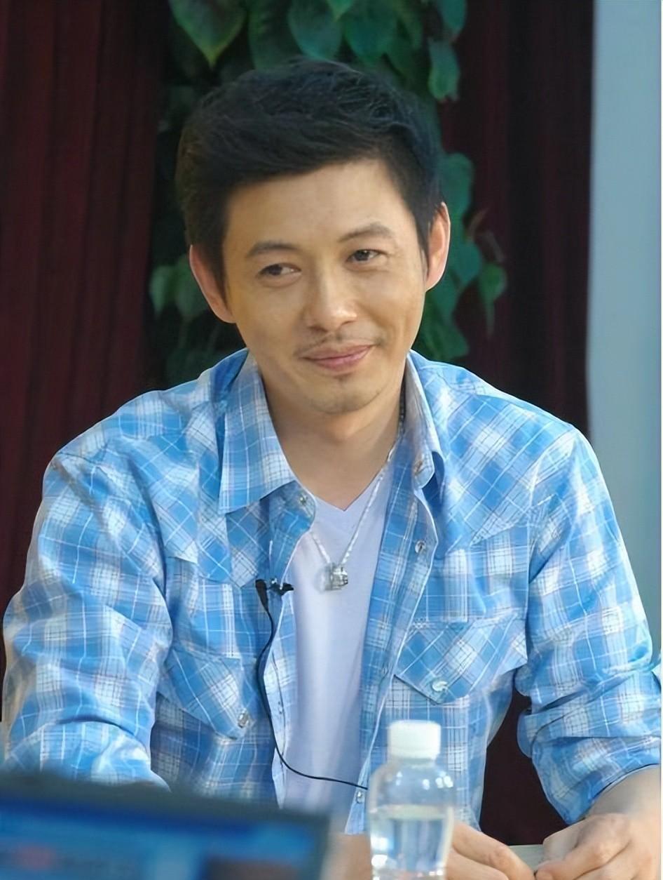 程前近照,如今的他已经59岁了!他的模样大变样,早已白发频添!