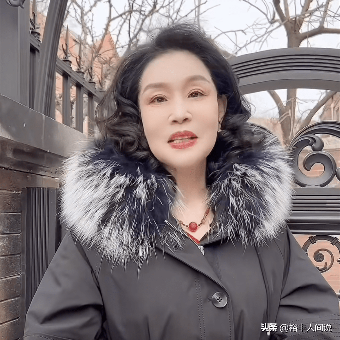 16岁女网红被送进精神病院,主持人田园遭大量网友抨击_三轮车_视频