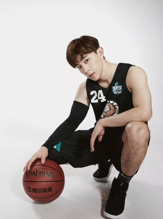 邓伦罕见被拍,挽男性友人胳膊似热恋中的情侣_身材_肌肉_健身