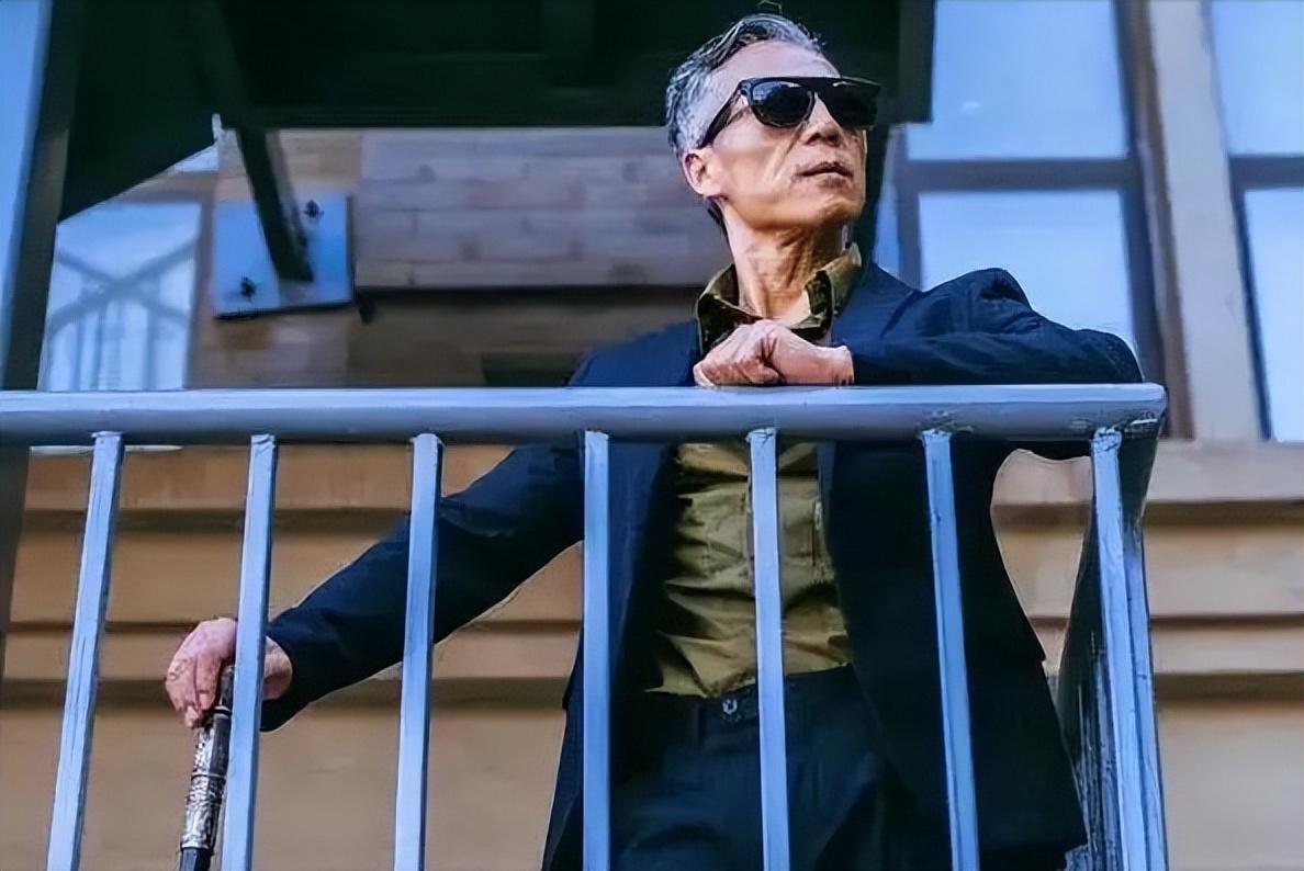 "老年彭于晏"坚持健身40年,如今年过六旬,胸肌腹肌包揽无余_刘胜_身材