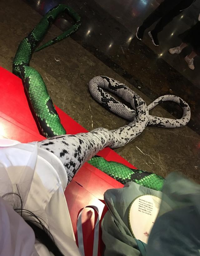 这不,万圣节当天,北京某商城内惊现两条美女蛇,一青一白,显然是cos了