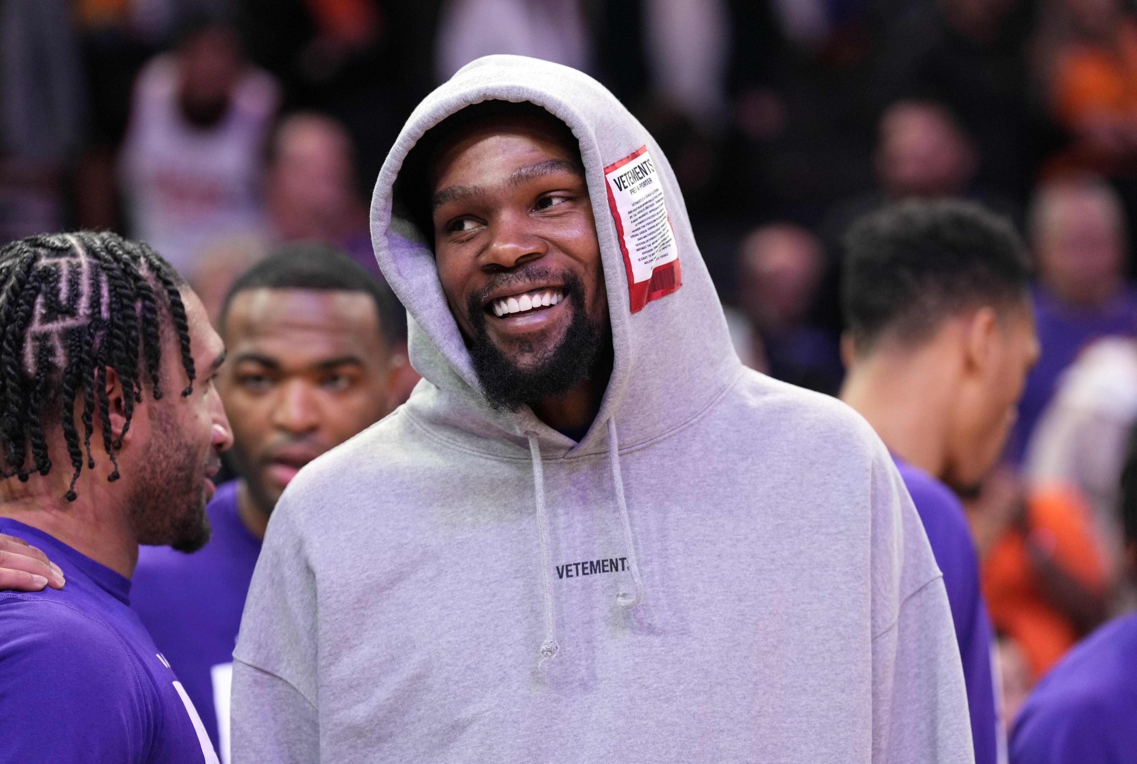 杜兰特不后悔与篮网续约,布克比库里狠多了,甘愿来太阳当老二_老大