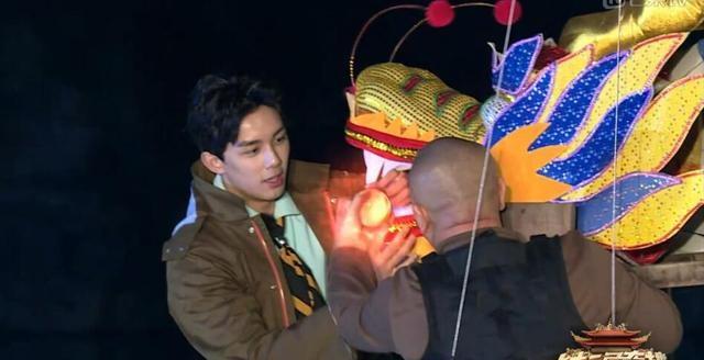 王小利吊着钢丝上去后,发现拿不到,吴磊没吊钢丝几下就爬上去了,帮助