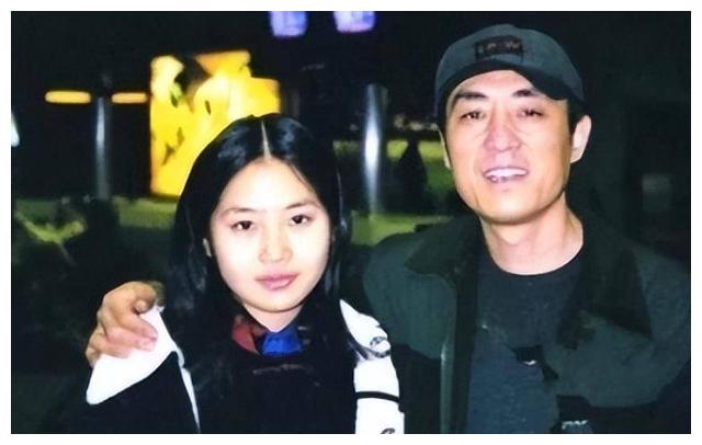 他与一个幸福的五口之家分享蛋糕,他的妻子陈婷,他的大女儿张默,他的