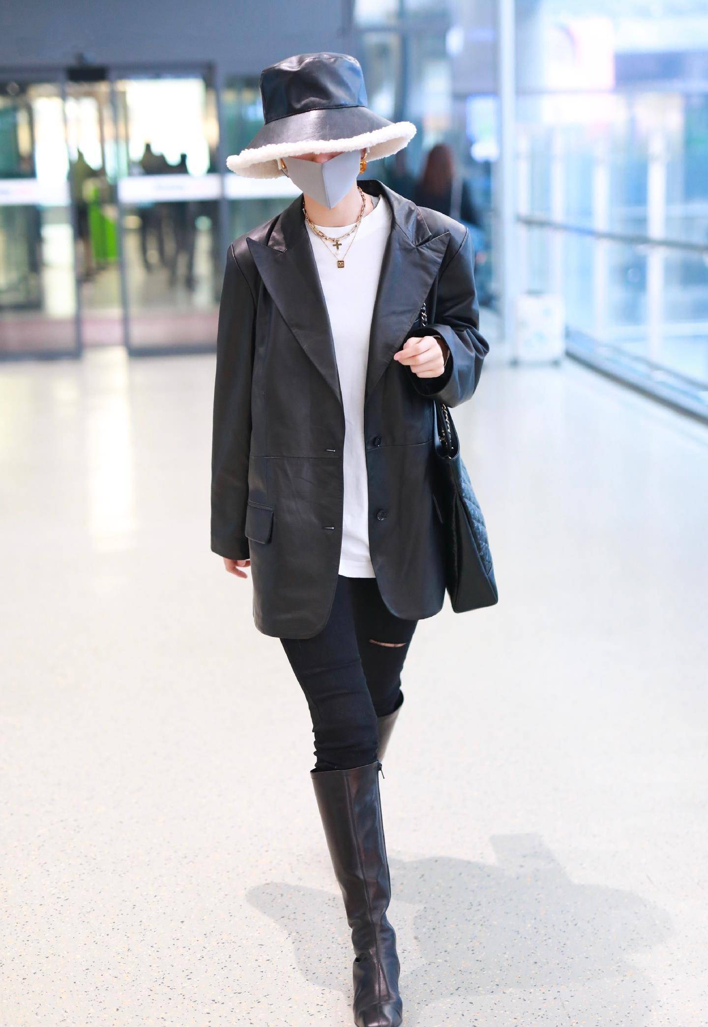 周雨彤也跟风小皮衣,皮西装搭破洞裤就出街,这是哪位街头潮儿?