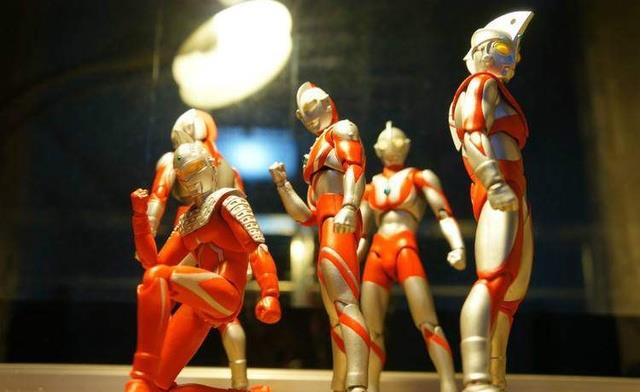 像初代奥特曼,佐菲奥持曼,爱迪奥特曼的话是没有道具的,在这里不做为