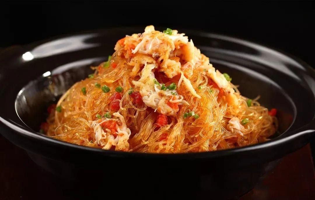 蟹肉粉丝煲是一道经典粤菜,传统做法是将海蟹或膏蟹整只放入煲仔内与