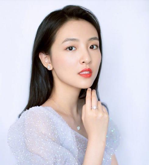 吴倩方否认戴"婚戒",称没有特殊含义,只是小女生平时喜好而已_网友