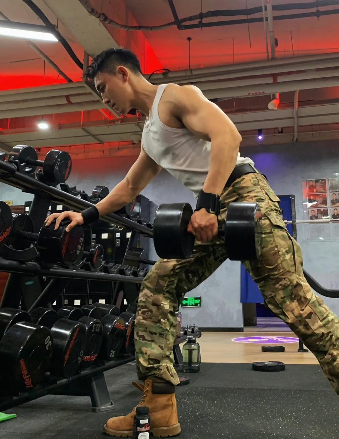 最后美哥再推一波小哥哥的日常健身照片,健美的身材源于日常的努力,要