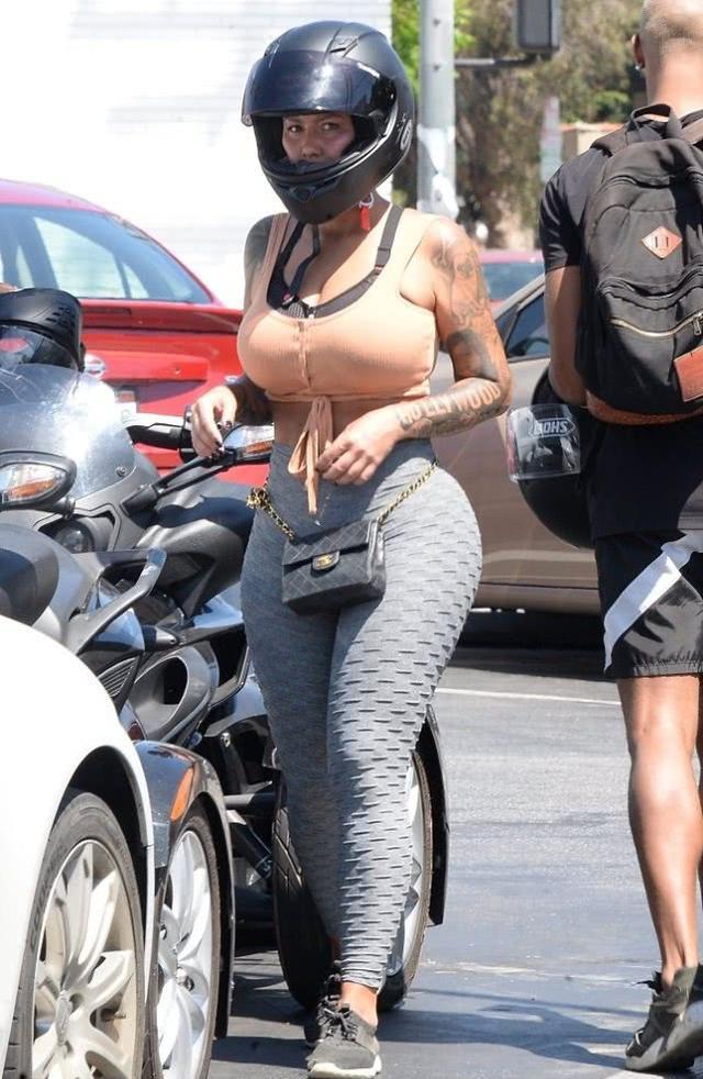 戴头盔骑车外出风姿飒爽_卡戴珊_都是很_维兹·卡利法