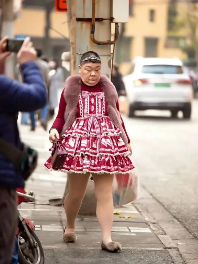 上海50岁公主走红，长相酷似林允，爱穿洛丽塔，网友直呼，没眼看  第12张