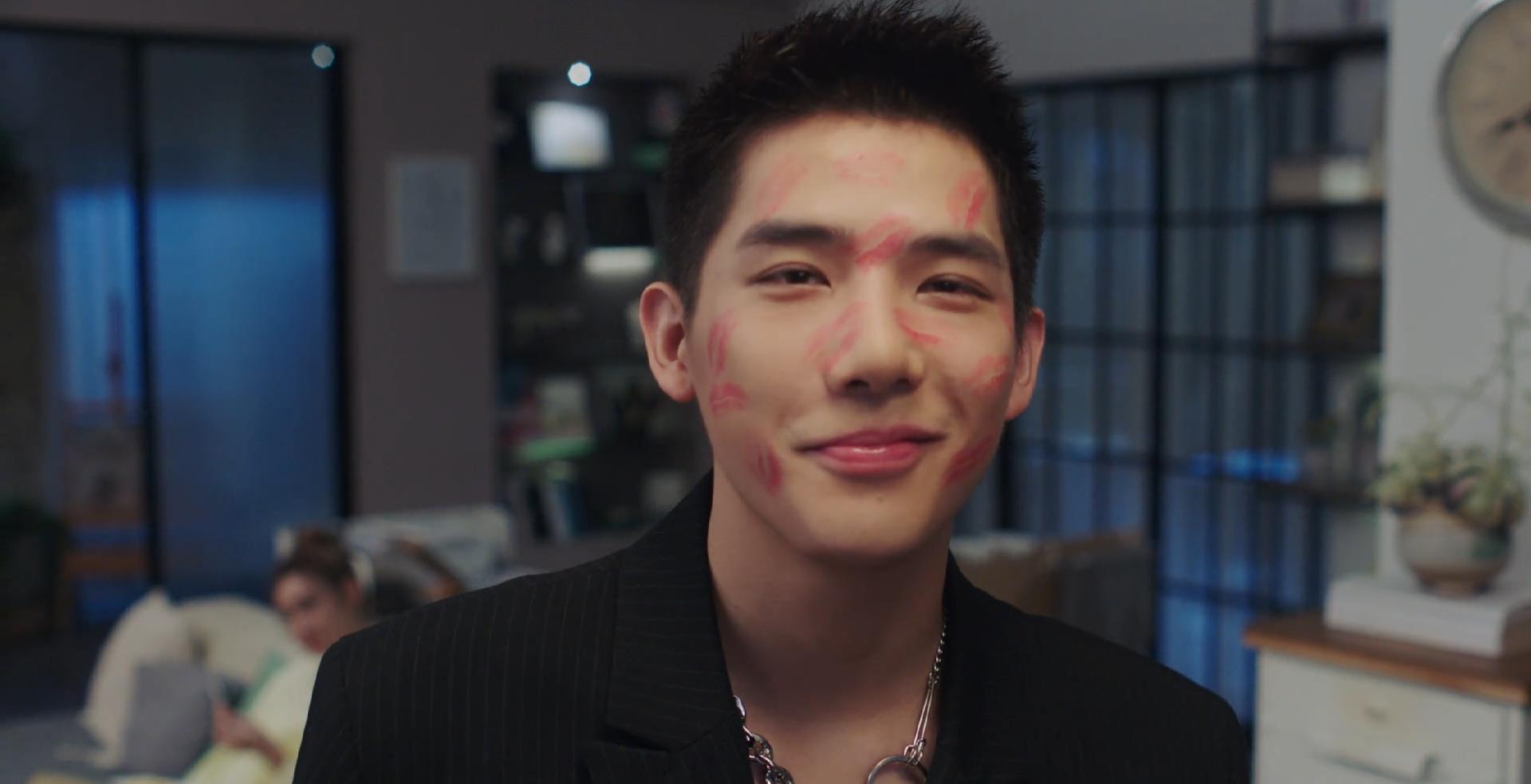 艾静太会了,沈哲脸上全是口红印,吴白艾情洞房花烛被打扰扔手机_佟年