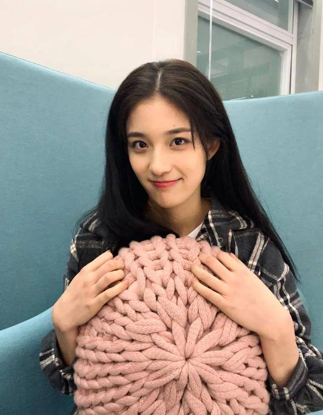 只不过,现在他们的老板龙丹妮,应该正在苦恼的抓头发了吧.