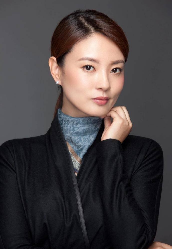 刘芳菲现身艺术展,微胖身材曲线尽显,脸很富态很霸气_造型_整体_色调