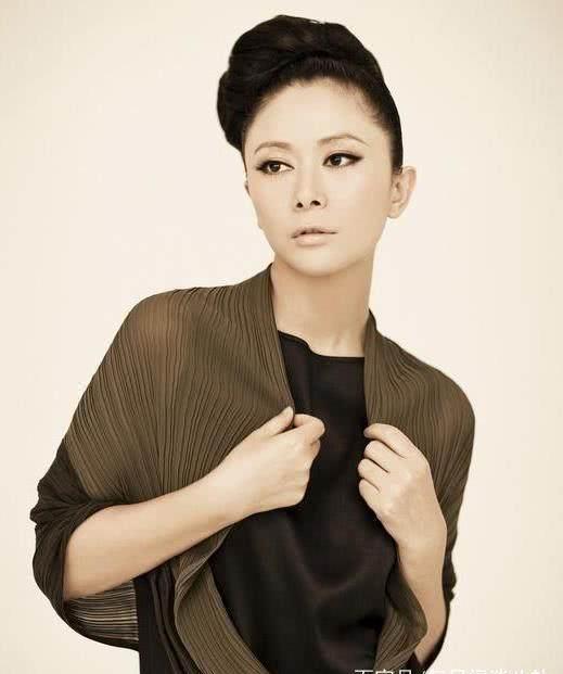 在曾经大火的《粉红女郎》中,她饰演气质冷艳的坏女人-余露,和万人迷