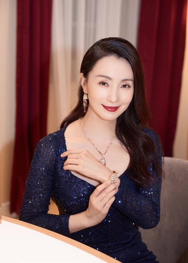 打心眼里觉得小陶虹look特好看,气质从不上限!_的设计_增加了_礼服