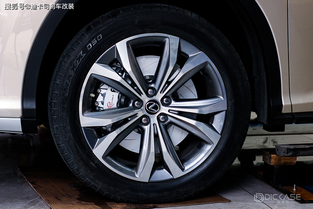迪卡司改装案例——雷克萨斯RX450H升级AP-racing-9560大六活塞卡钳套装_搜狐汽车_搜狐网