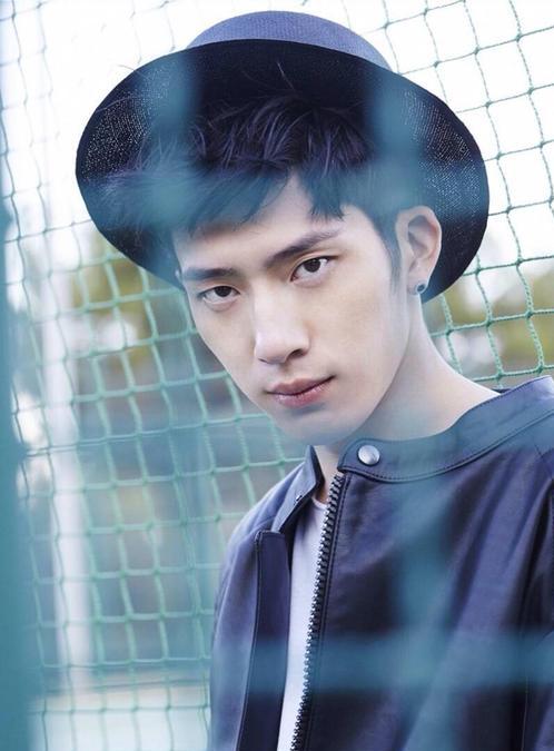 井柏然被质疑整容失败,割双眼皮眼睛一大一小,皮肤松弛人很憔悴_刘雯