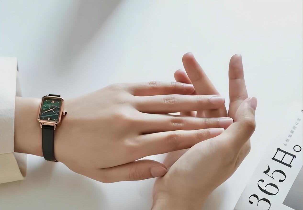中年女人，到底戴“手表”和戴“手镯”哪个更好？看完你就知道了
