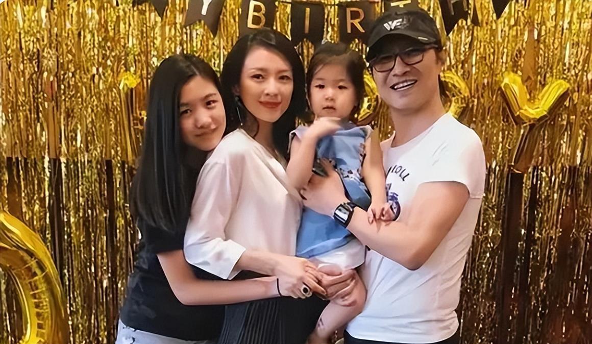 撒贝宁全家福曝光,妹妹颜值抢镜妻子李白躲后面,龙凤胎爱做怪脸_网友