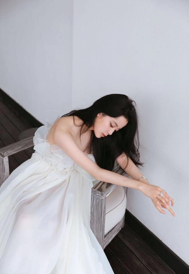 欧阳娜娜一袭白色礼服裙,略有仙女范儿