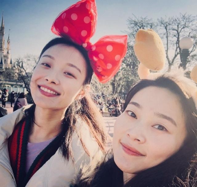 倪妮又晒闺蜜照,却被素颜和3600帽子抢镜,闺蜜调侃以后拒绝合照_旅行