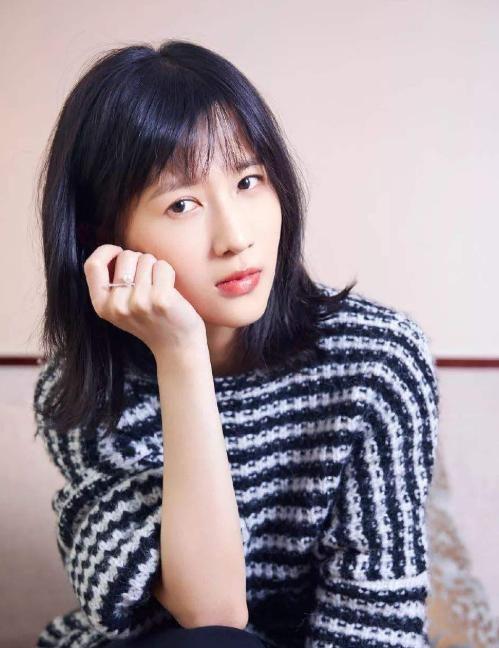 papi酱首次曝光儿子照片,和老公出镜素颜苍白太憔悴,瞬间老十岁_papi