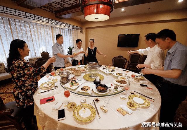 吧,我真受不了了,让你体验一下,什么叫真正的酒局_生活习惯_酒量_酿造