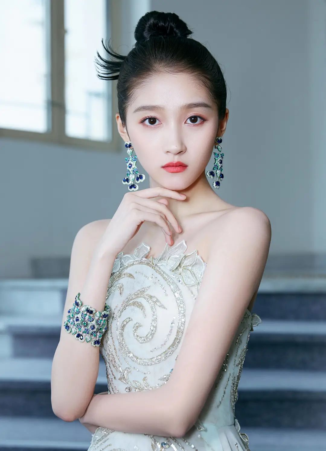 关晓彤这身穿搭太有女人味了,一袭玫红开叉裙秀长腿,优雅又性感_造型