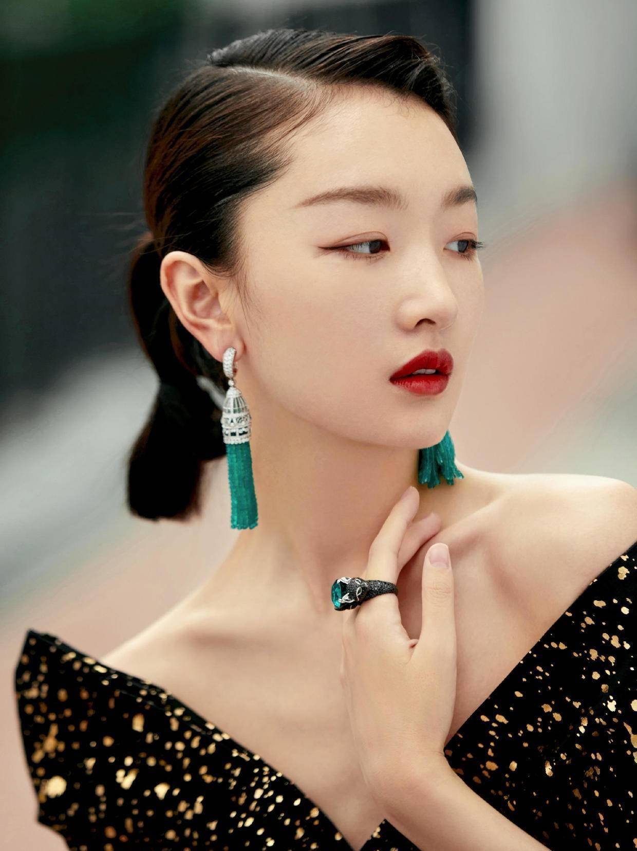 周冬雨的平板身材好高级,穿黑底鎏金斜v领礼服裙,美出新高度_剪裁