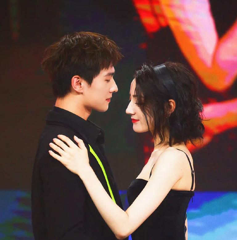 迪丽热巴晒与杨洋合照,亲手喂杨洋吃包子,一个肉包引发的爱情_荣耀