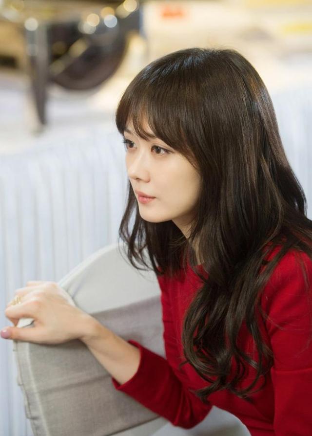 后来,有网友拍到了张娜拉在柜台当售货员的照片,脸色有些沧桑,但仍然