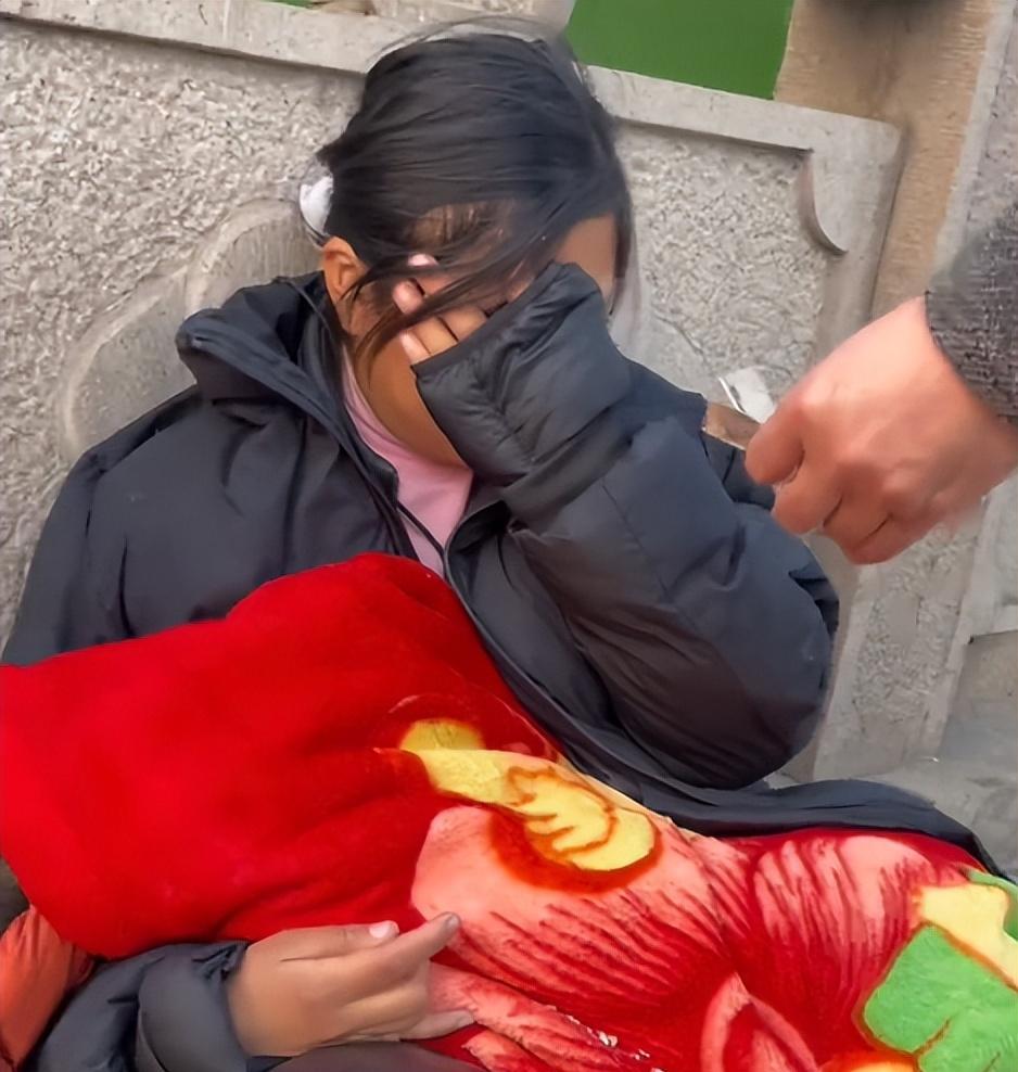 婆家不给生活费又被家暴,绝望的带着孩子上街乞讨,怎么做的出来_工作