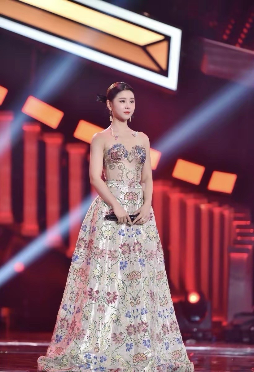 李小萌太会穿了,抹胸礼服秀出"丰腴美",这才是真正的瘦而不柴_风格