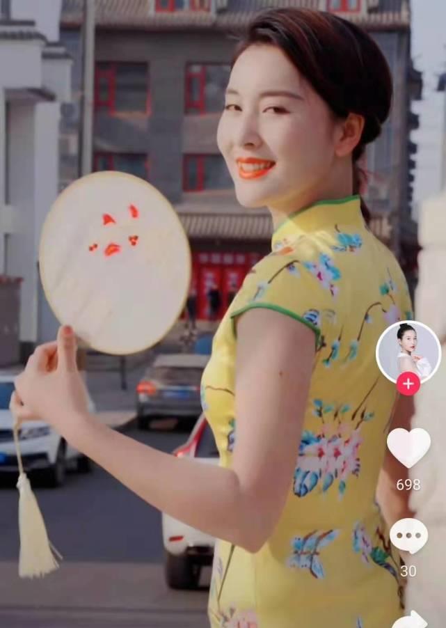 嘎子哥小8岁娇妻罕秀身材,穿旗袍前凸后翘,露长腿身高比肩老公_郭珊珊