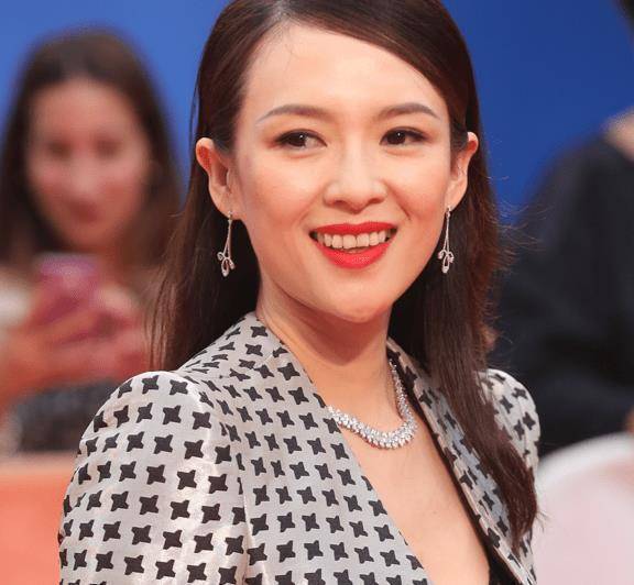 章子怡化了很浓的妆,但法令纹仍很深,以肉眼可见的速度衰老啊!