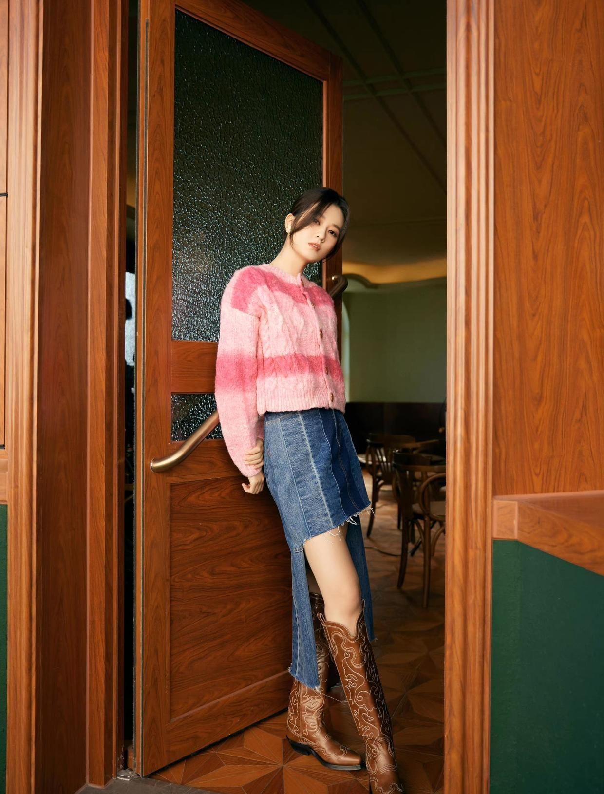 "乔欣"又把机场当做秀场,穿皮革风衣配长筒靴,大长腿惹人注目