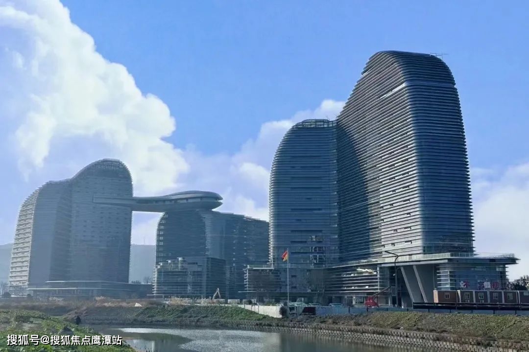 售楼处电话;400-965-5191转接8812太湖首座在建实景图大道通衢,大学城