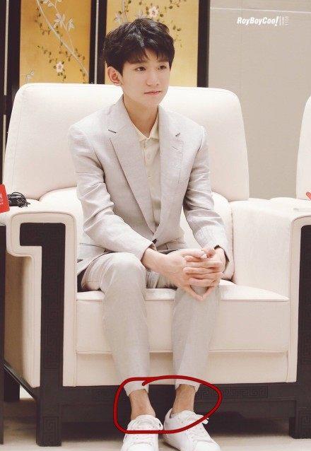 王源出席活动,有人看到的是帅气,而有人却说:王源的腿_小源_西装_双手