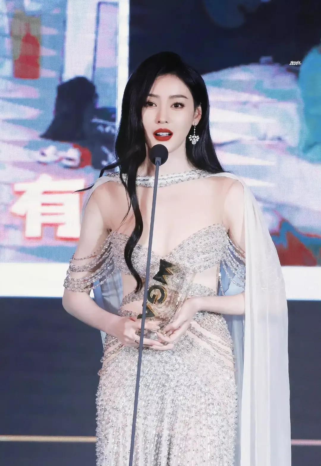 张天爱#白色镂空钻石鱼尾裙,光彩夺目,时尚迷人_裙子_身材_的设计