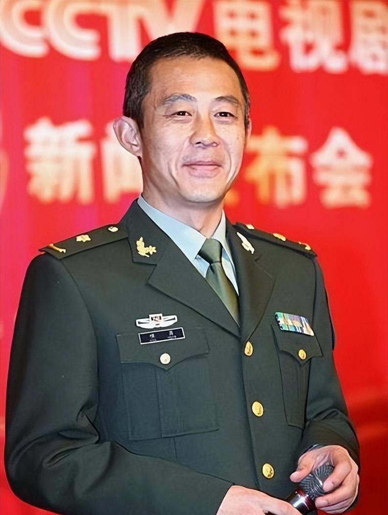 娱乐圈很少有在部队生活长达几十年以上的演员,侯勇就是那一位.